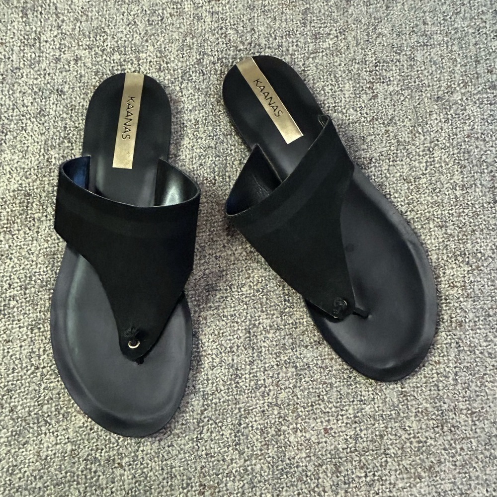 Kaanas Black Suede Thong Sandal